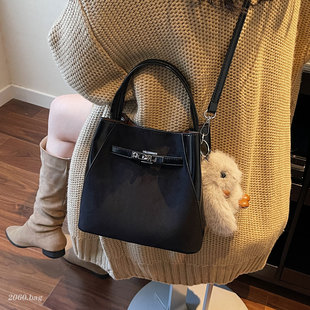 洋气精致通勤麂皮小众设计单肩包 手提水桶包百搭时尚 2025新款 女式