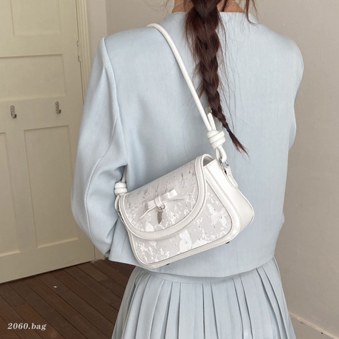 简约气质韩版休闲小方包2026高级感百搭纯色ins超火单肩斜跨包