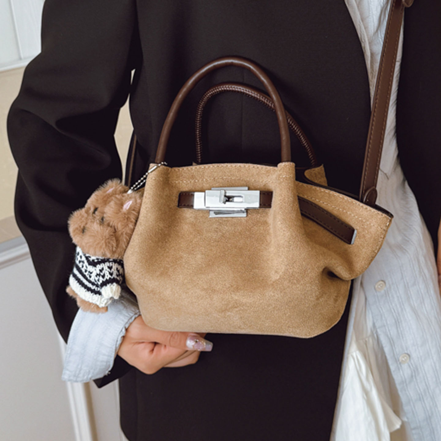 洋气百搭精致单肩斜挎简约通勤气质新款2025秋季女式手提水桶包