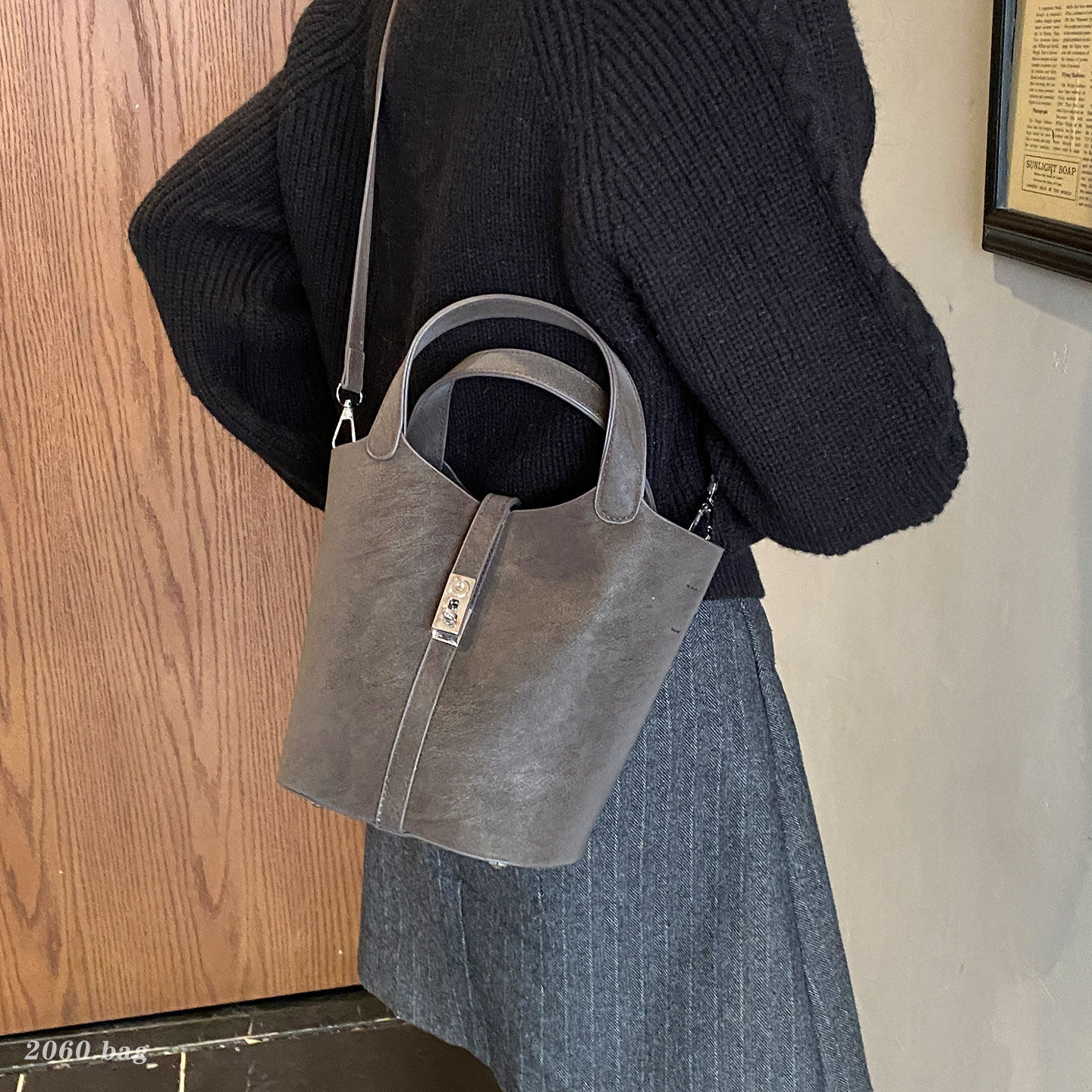 休闲简约小众水桶包女2026新款百搭单肩斜挎包大容量手提包高级感,箱包皮具/热销女包/男包,水桶包,淘宝优惠券,粉丝福利购,淘宝优惠卷