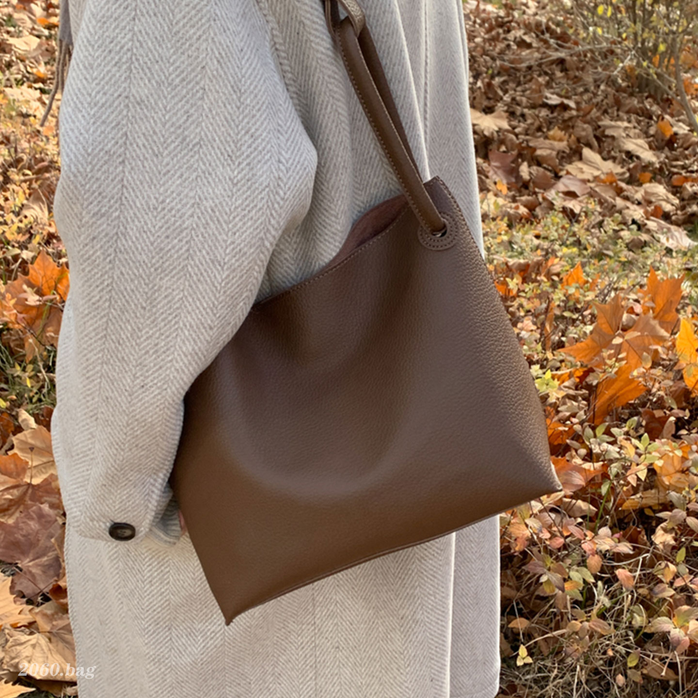 高级感水桶包女2025新款百搭通勤复古休闲大容量秋冬单肩斜挎包