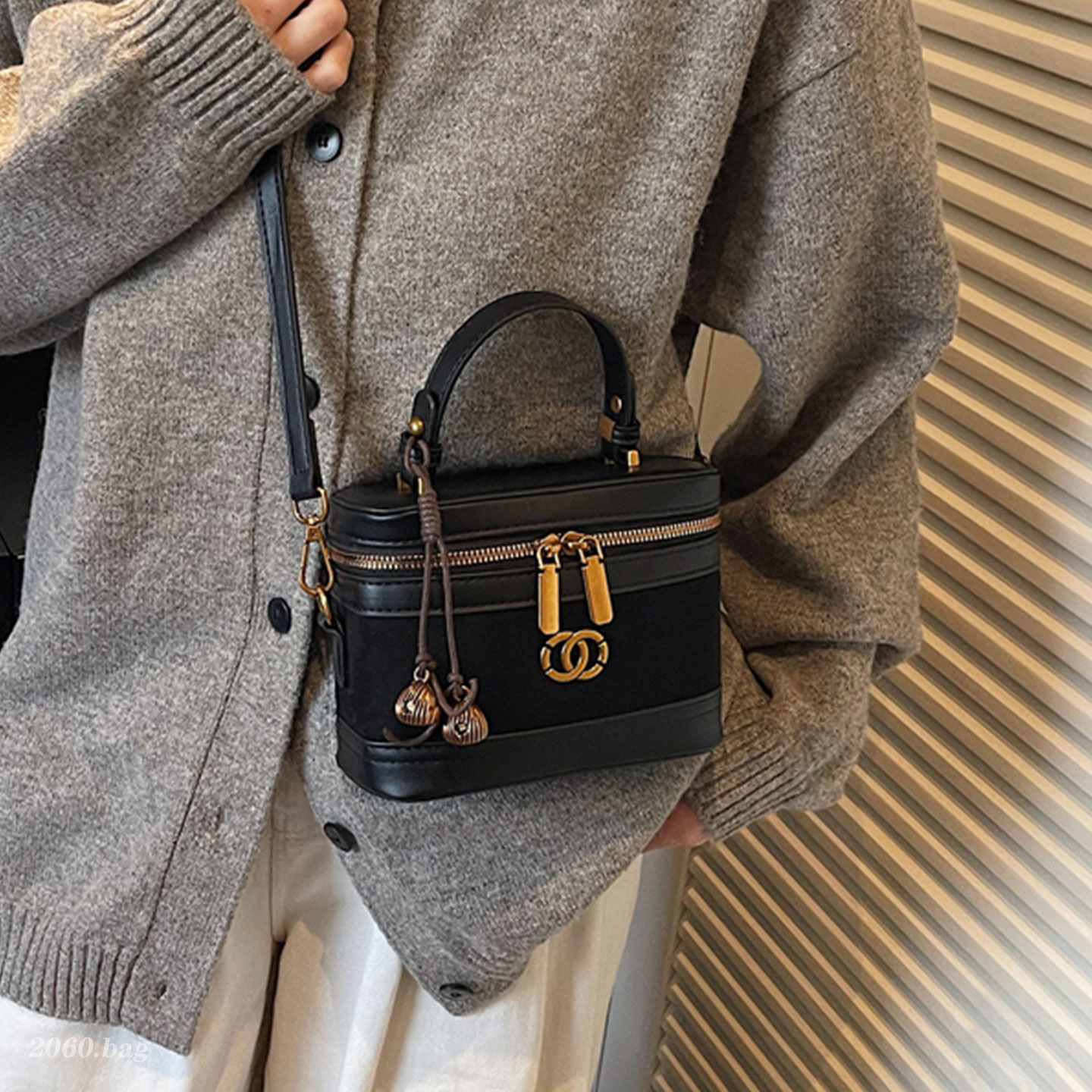 韩系时尚精致麂皮绒百搭简约通勤洋气单肩手提2025秋冬斜挎水桶包