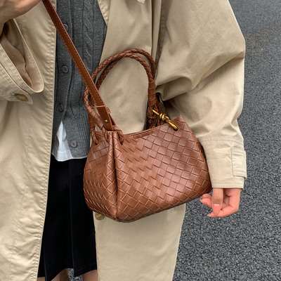 韩国新款小众设计编织水桶包2025手提新款女式通勤ins单肩斜挎包