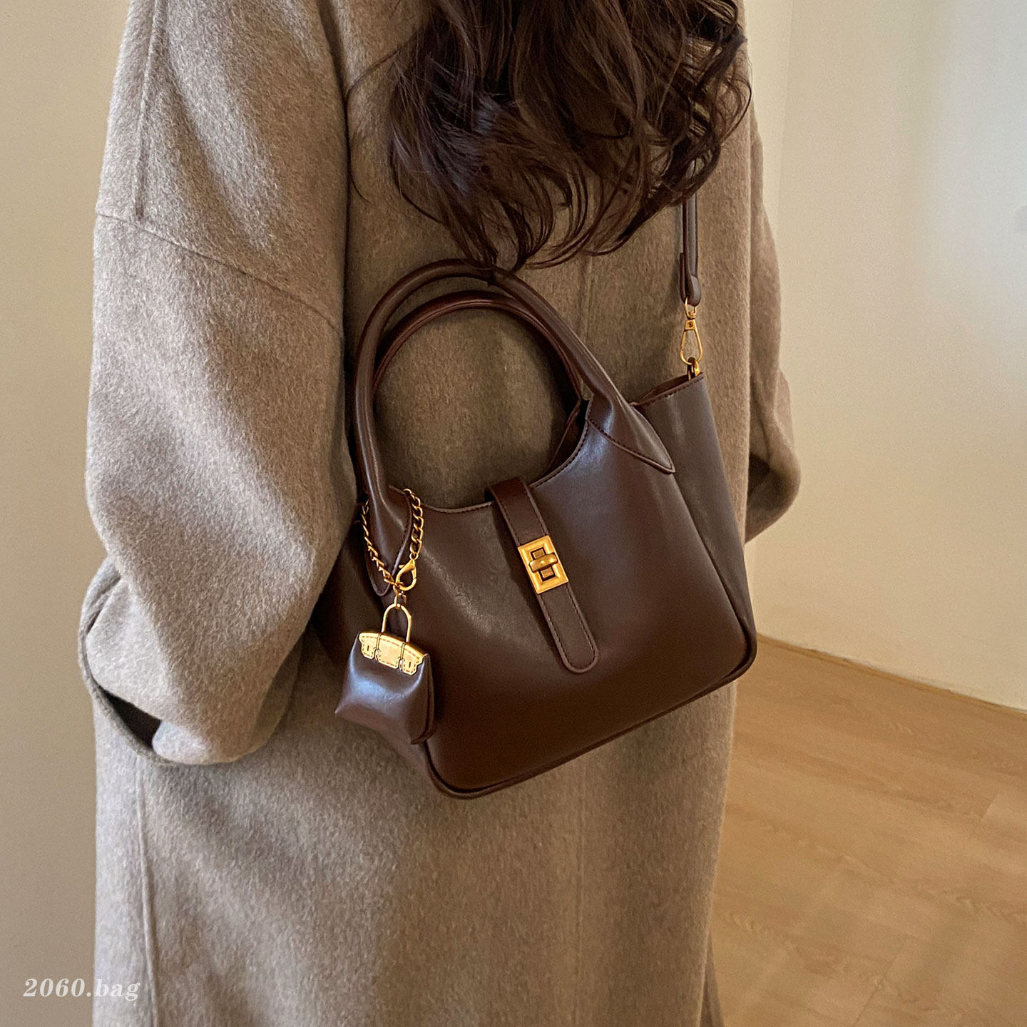 油蜡皮小众设计韩版气质复古休闲水桶包包2025女式通勤单肩斜跨包