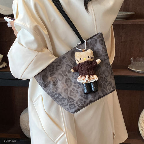 日韩时尚复古精致麂皮绒卡通挂件2026女秋冬新款单肩手提水桶包