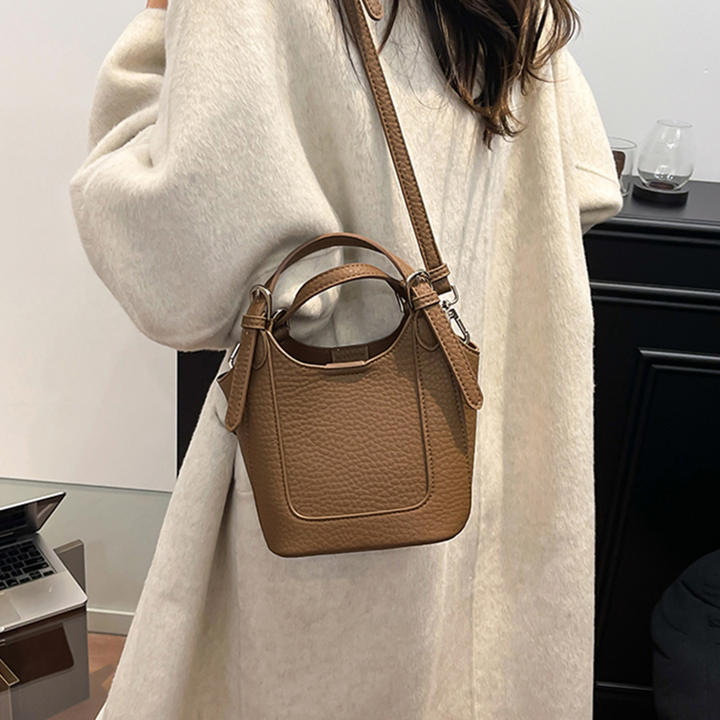 气质皮质时尚精致洋气韩系百搭单肩手提2025秋冬女式斜挎水桶包