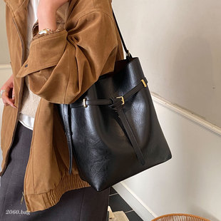 气质时尚 大容量 油蜡皮水桶包女单肩斜挎通勤百搭简约软皮2025新款
