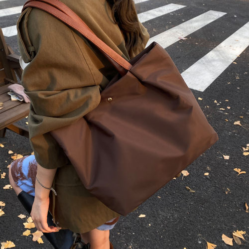 休闲户外轻便通勤托特包2026牛津布大容量气质女式逛街出游单肩包