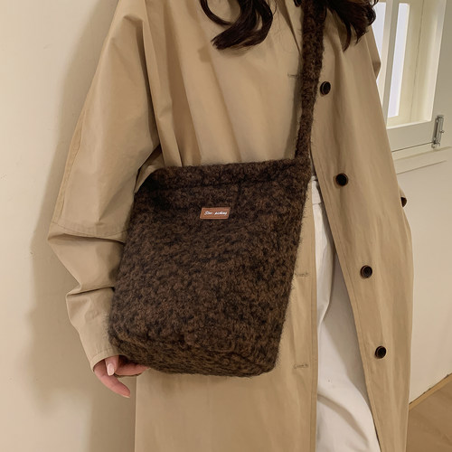 羊羔毛水桶包包2025秋冬新款简约时尚韩版ins女大容量单肩斜挎包