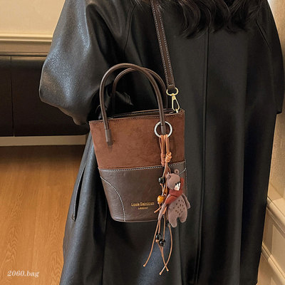 麂皮拼接撞色水桶包女2025新款百搭斜挎包冬季洋气爆款单肩腋下包