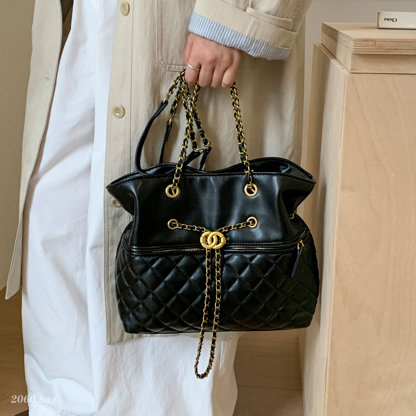 高级感油蜡皮秋季新款菱格链条水桶包包2025大容量女小香风单肩包