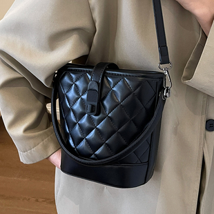 时尚百搭手拎包包女2025新款冬季小香风菱格水桶包高级质感斜挎包
