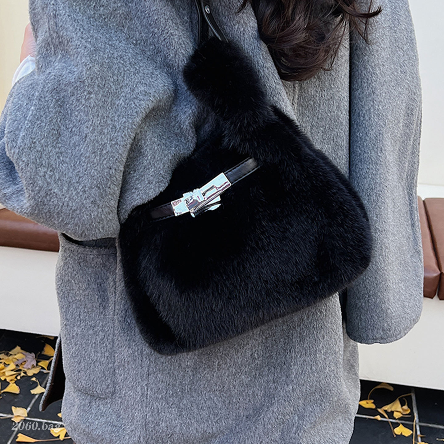 洋气冬季毛绒绒精致时尚百搭高颜值手提2025女式斜挎单肩水桶包