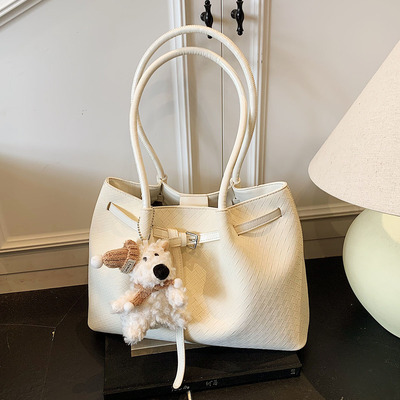 2025年新品上市时尚潮流水桶包