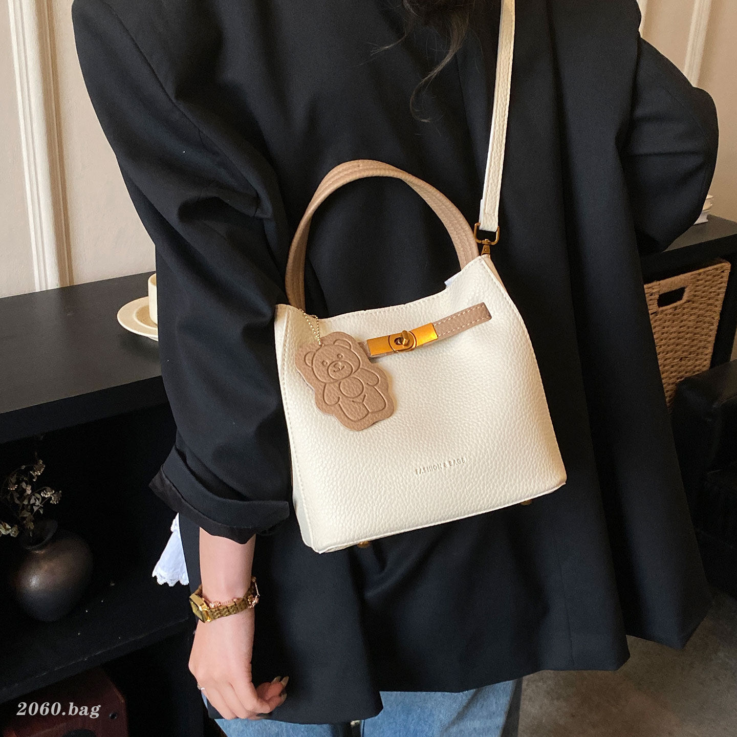 韩风软皮水桶包女2026新款气质通勤手提单肩斜挎包小众设计休闲,箱包皮具/热销女包/男包,水桶包,淘宝优惠券,粉丝福利购,淘宝优惠卷