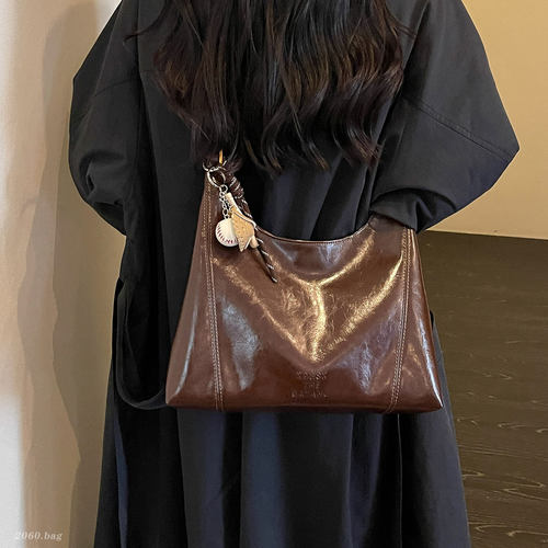 日韩时尚复古简约通勤百搭2026女秋季新款挂件单肩手提斜挎腋下包