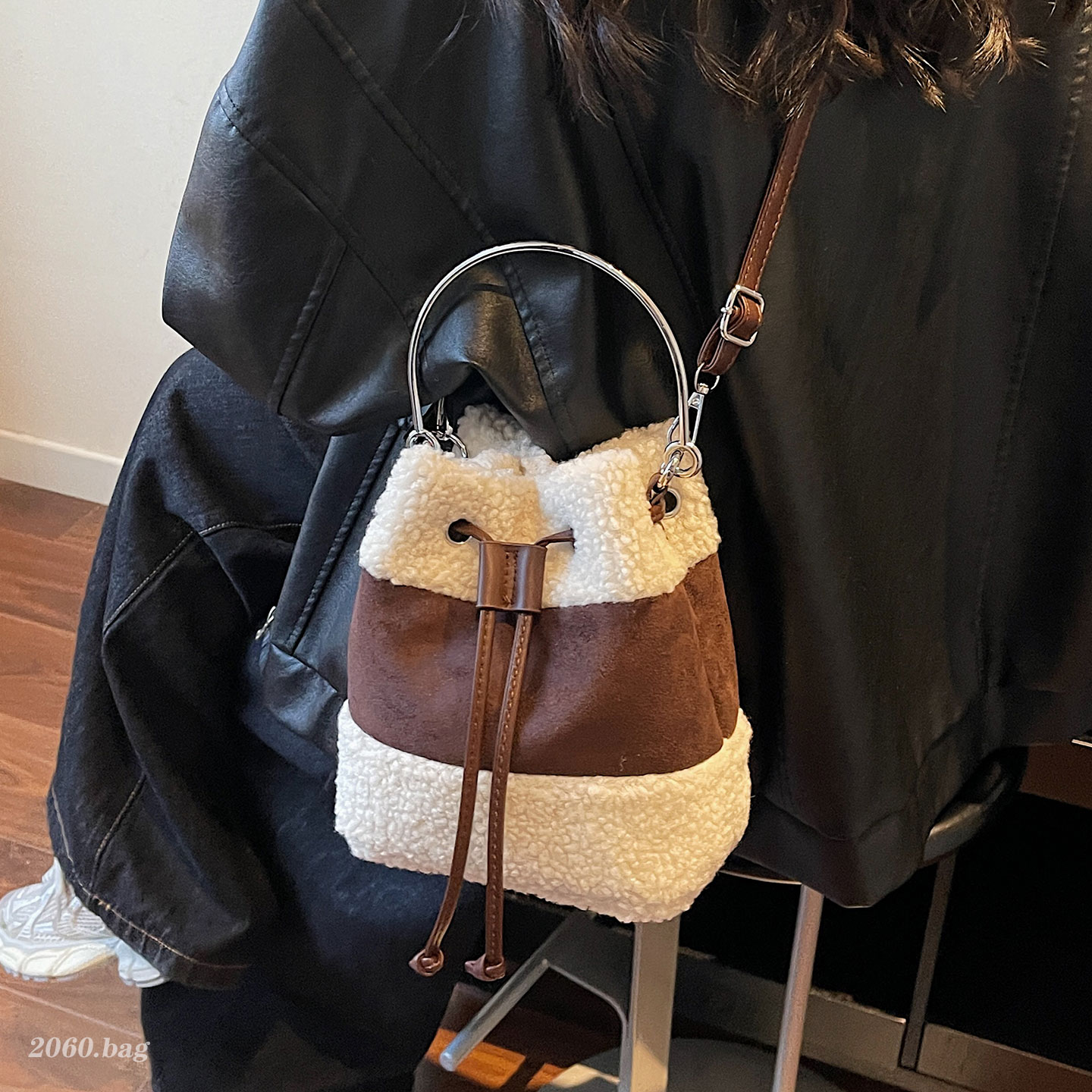 小众设计羊羔毛水桶包女2025新款秋冬百搭手提包复古爆款斜挎包
