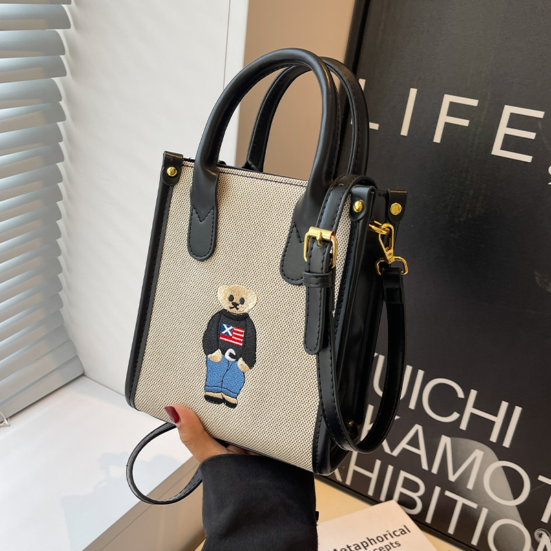 韩版时尚休闲手提小包包女新款小熊刺绣小方包2025简约百搭斜挎包