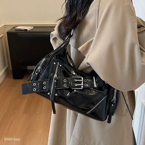2025新款时尚原创小众设计铆钉辣妹油蜡皮秋冬通勤女机车包腋下包