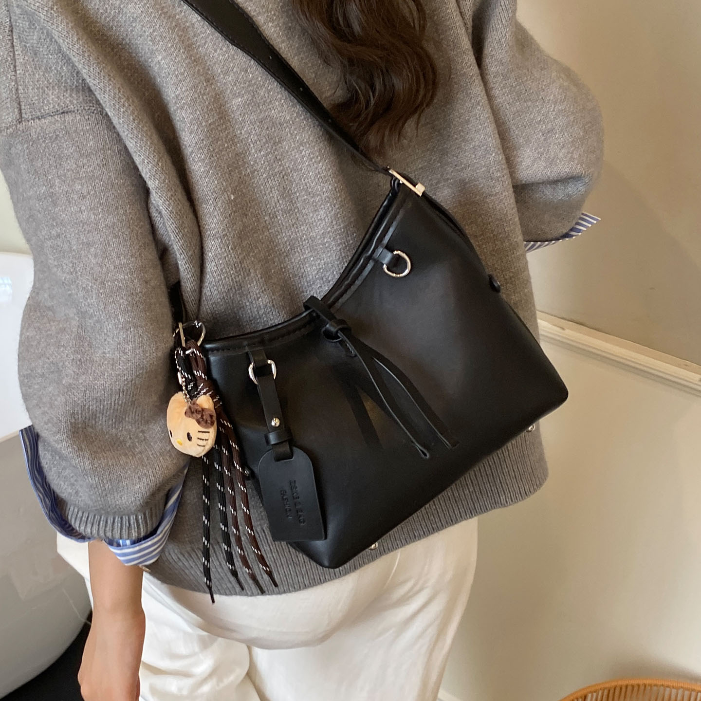 小众设计高级感简约水桶包包2025时尚潮女士通勤复古单肩斜跨包包