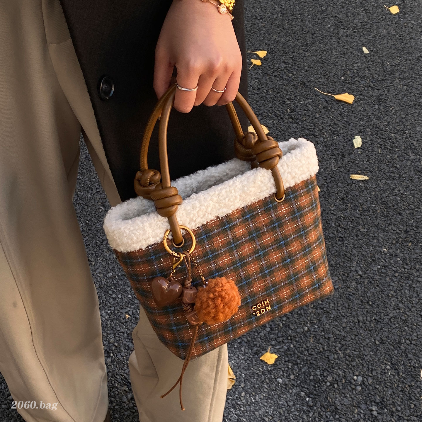 毛呢格子水桶包女冬季毛绒手提包2025新款高级感韩版百搭斜挎包