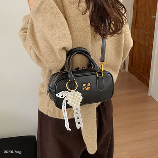 韩版气质小众设计小方包女2025新款珍珠挂件保龄球包高级感通勤