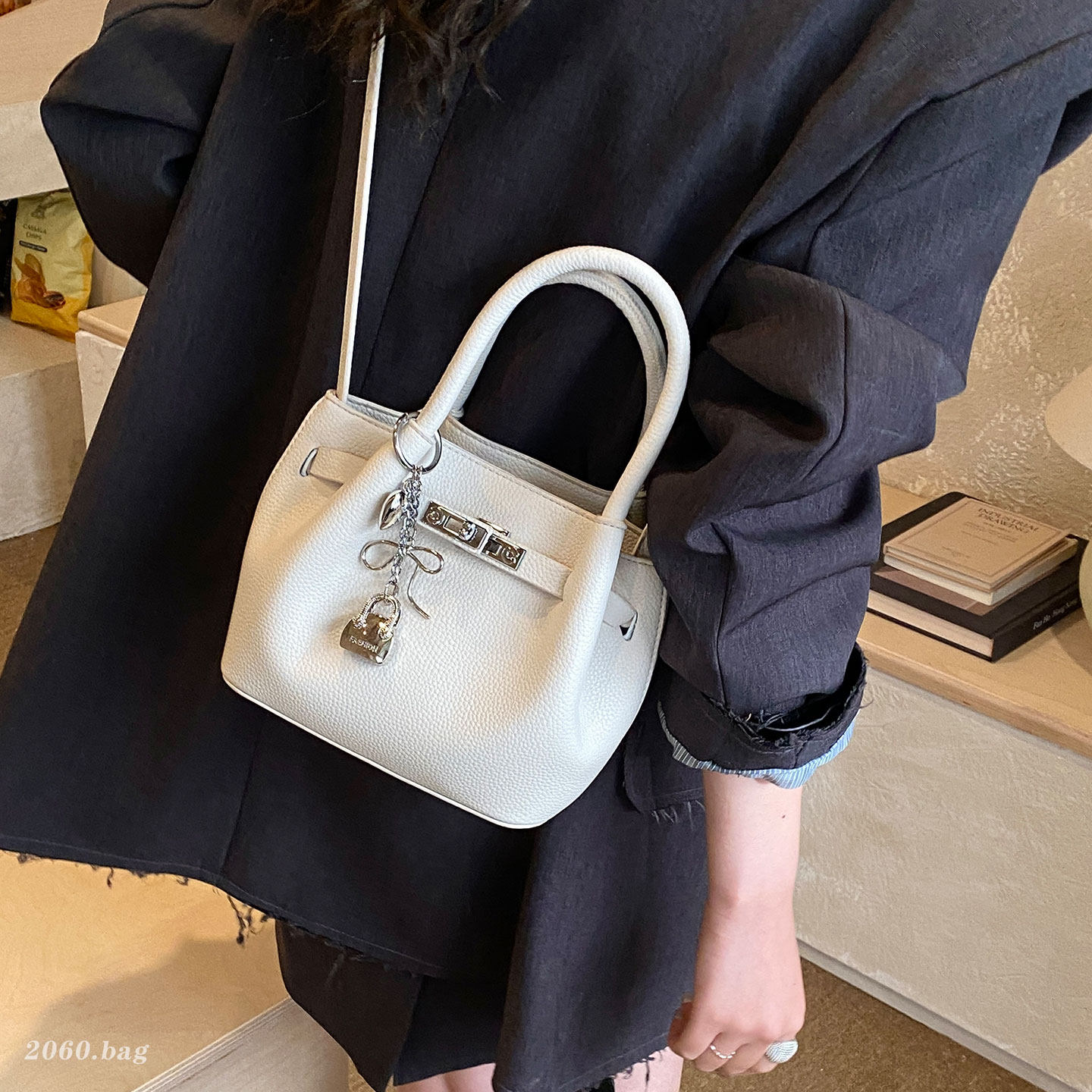 高级感水桶包女2026新款时尚百搭单肩斜挎手提包小众设计感洋气,箱包皮具/热销女包/男包,水桶包,淘宝优惠券,粉丝福利购,淘宝优惠卷