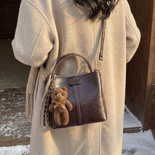 时尚百搭通勤小众设计水桶包包2025女今年流行单肩斜跨包冬季新款