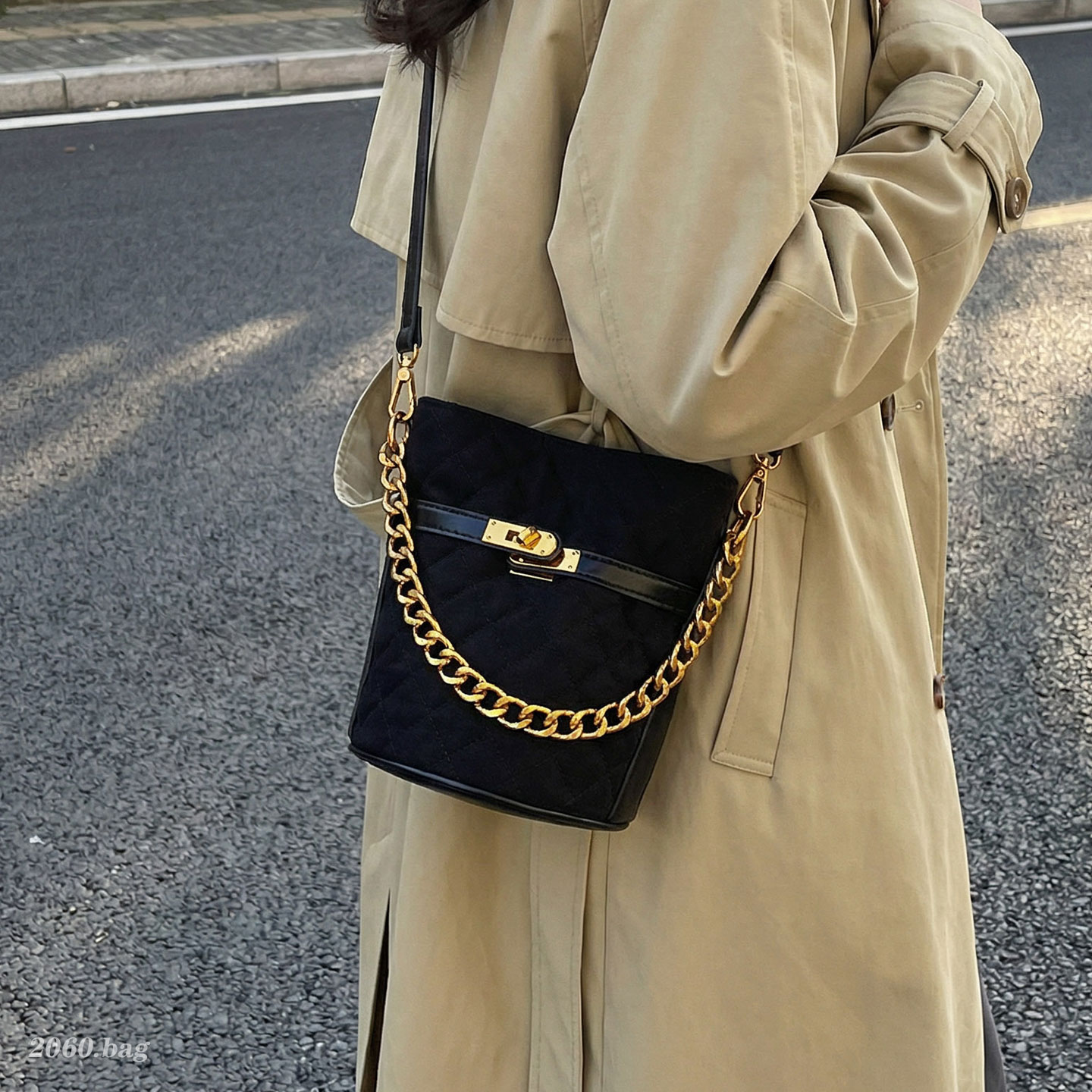 小众设计链条绒面水桶包包2025韩版复古休闲时尚百搭单肩斜跨包