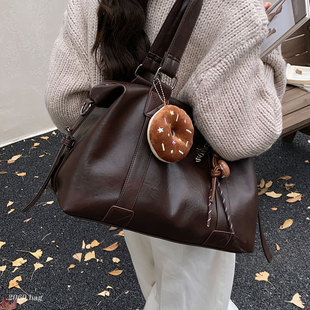 休闲气质大容量单肩包包2026女通勤高级感百搭超火油蜡皮斜挎包