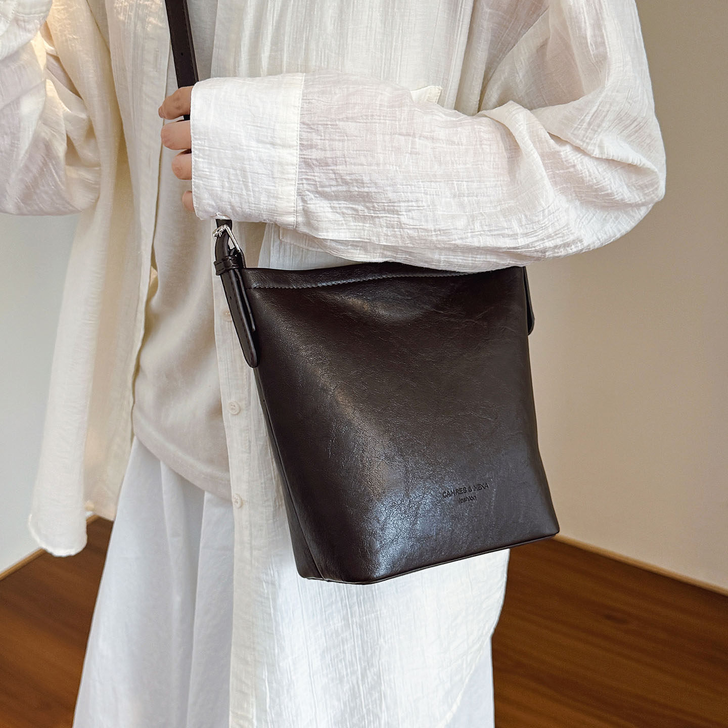 复古简约水桶包包2025高级感百搭气质大容量韩版ins休闲斜挎包