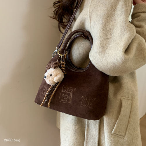 高级复古质感手提托特包2026新款女通勤绒面时尚休闲水桶包斜挎包