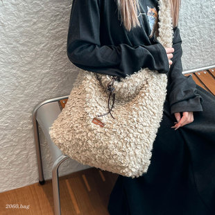 韩系慵懒风羊羔毛托特包女2025冬新款大容量百搭毛绒包包斜挎包