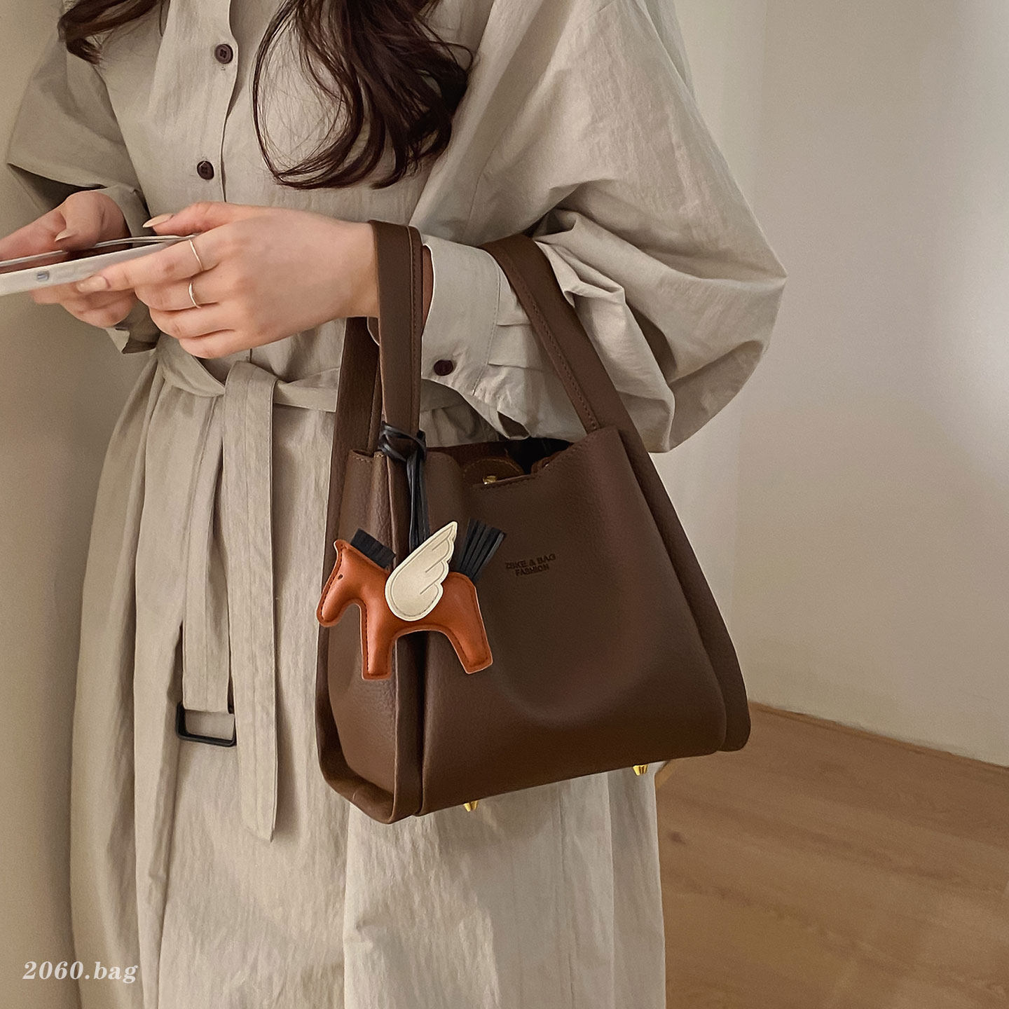 百搭气质小众设计水桶包2025韩国新款ins荔枝纹手拎包时尚单肩包,箱包皮具/热销女包/男包,水桶包,淘宝优惠券,粉丝福利购,淘宝优惠卷