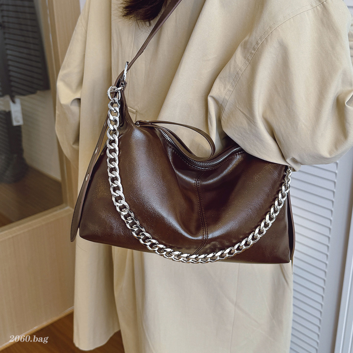 时尚油蜡皮链条单肩包2025女简约休闲气质大容量韩版单肩斜挎包