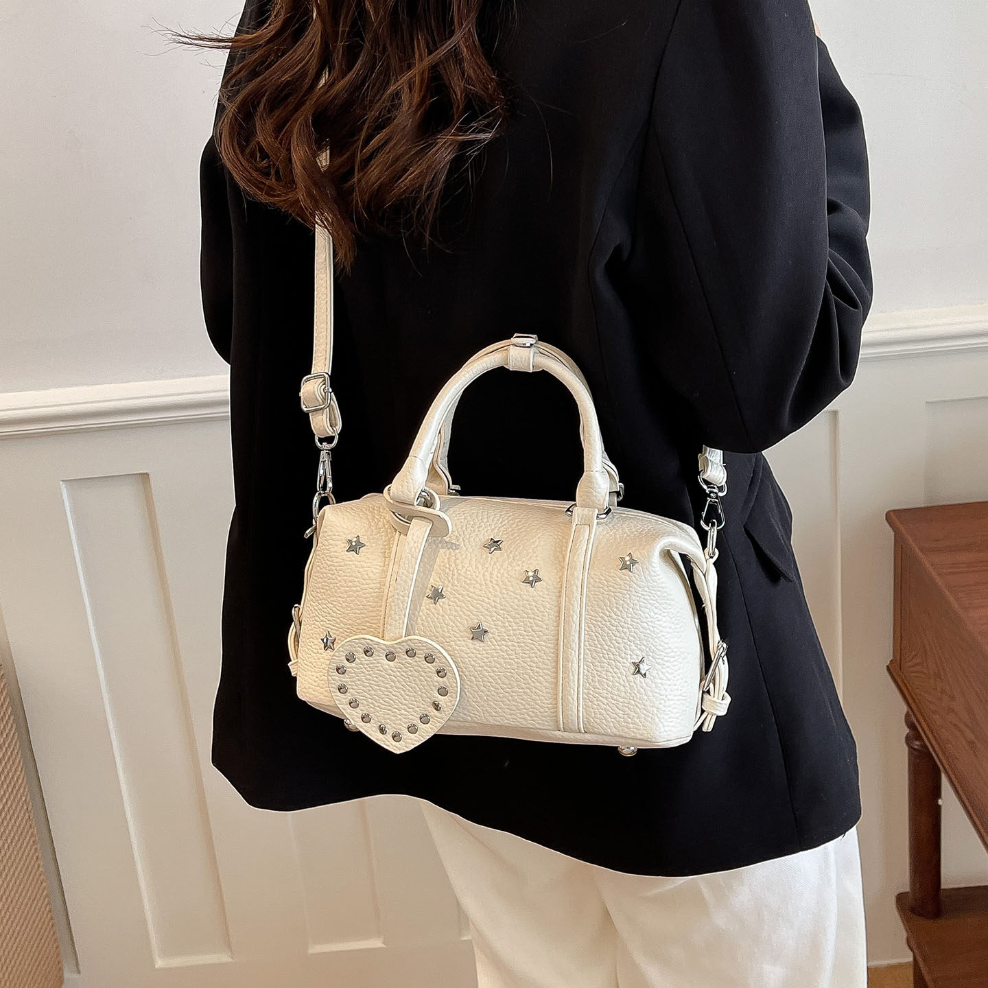 星星铆钉波士顿包女2026新款韩系通勤百搭手提斜挎包复古枕头包