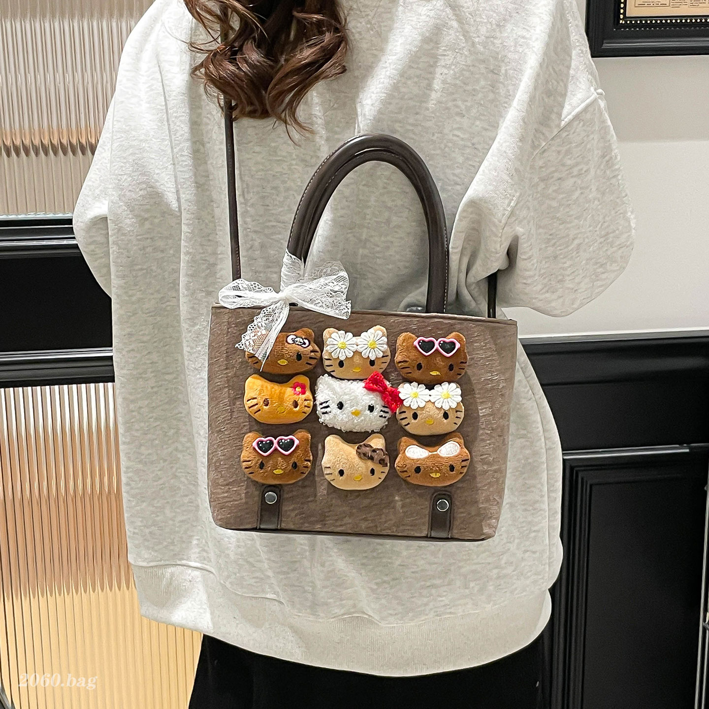 可爱猫卡通手提水桶包2025新款女百搭单肩斜挎包玩偶包包通勤时尚