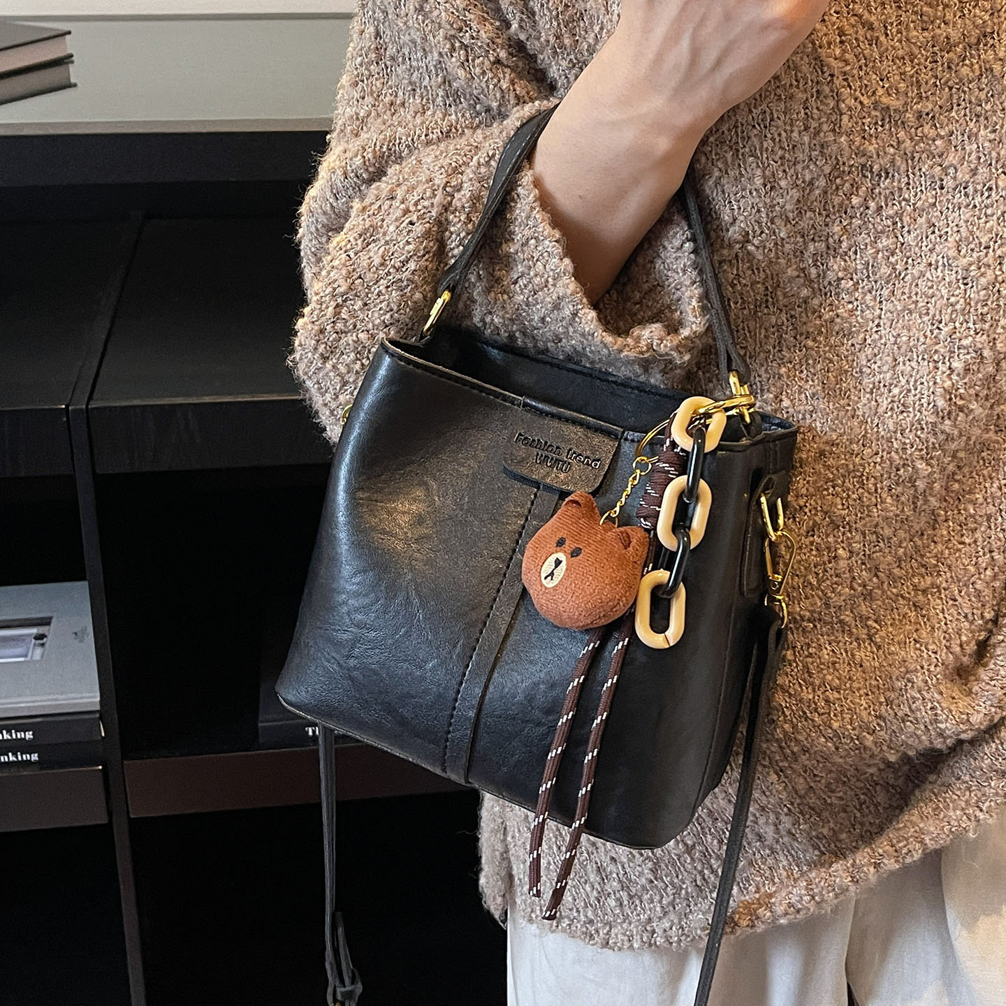 流行爆款手提水桶包女2025秋冬新款时尚复古单肩包日常通勤斜挎包