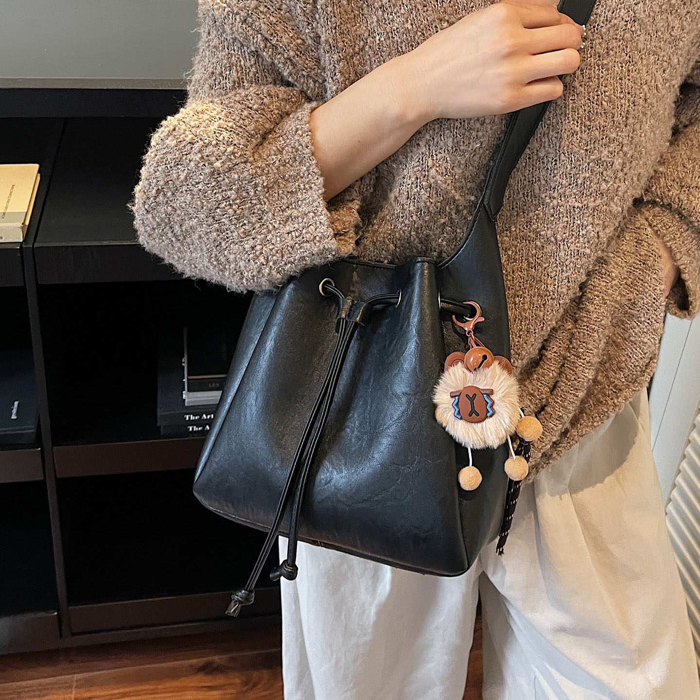 复古简约水桶包包2025上班通勤单肩包韩国小众设计抽带斜挎包,箱包皮具/热销女包/男包,水桶包,淘宝优惠券,粉丝福利购,淘宝优惠卷