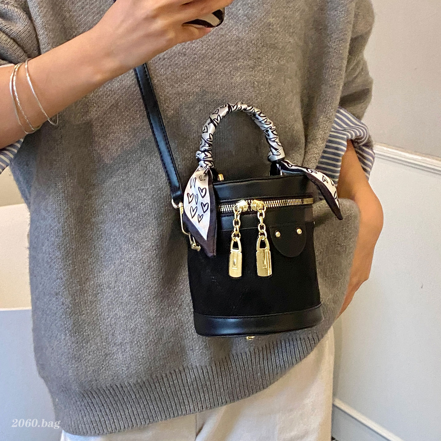 韩国新款小众设计水桶包包2025百搭绒面复古休闲高级感单肩斜跨包