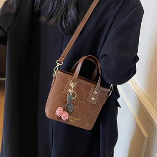 轻奢小众高级感斜挎超火小拎包简约 今年流行水桶包包女2025新款