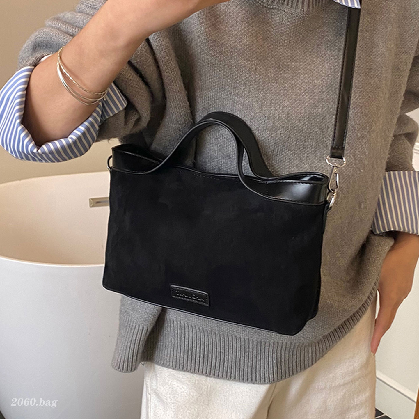 时尚冬季女式麂皮绒洋气气质百搭简约通勤单肩斜挎2025精致水桶包