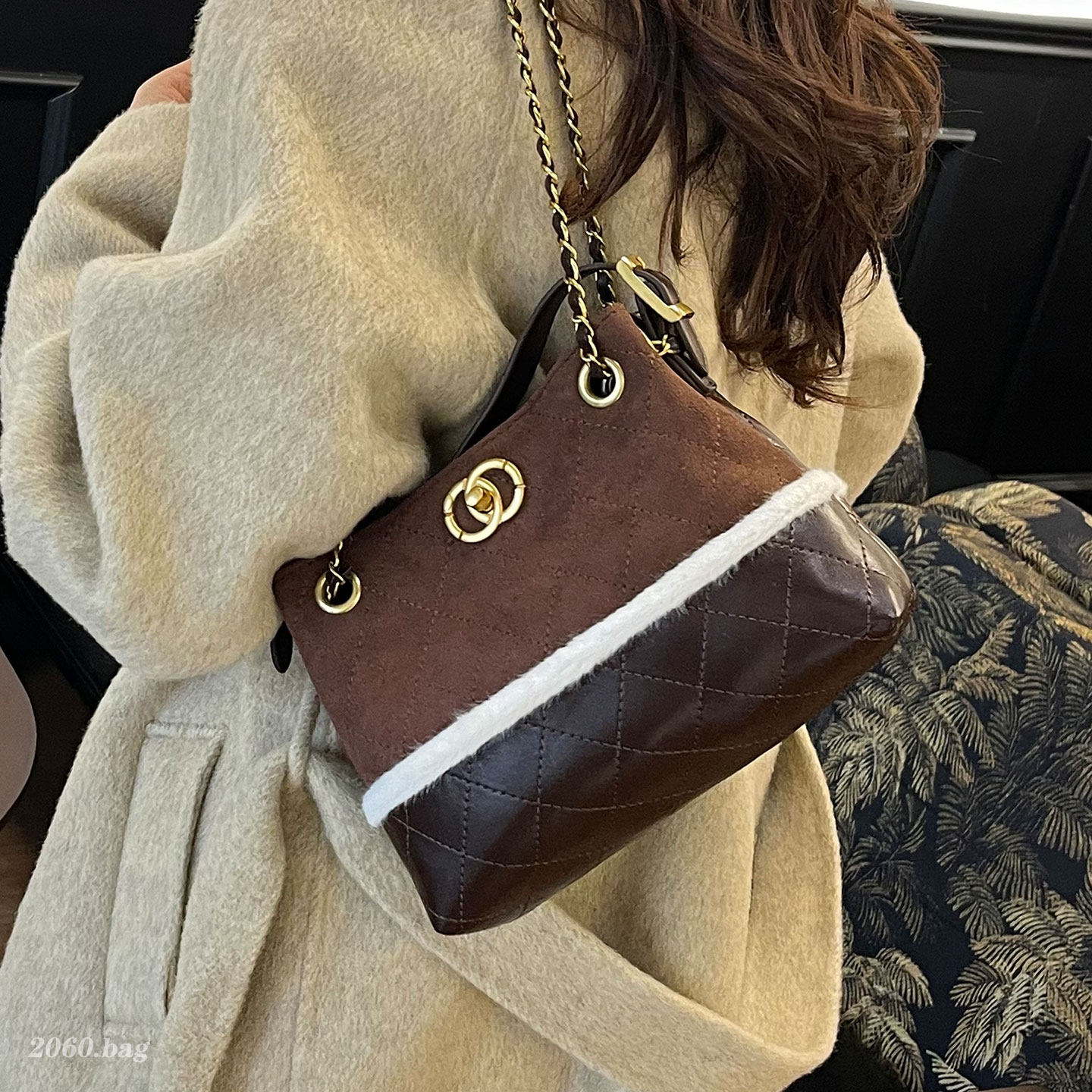 小香风菱格链条水桶包女2025新款百搭单肩斜挎包麂皮拼接复古通勤,箱包皮具/热销女包/男包,水桶包,淘宝优惠券,粉丝福利购,淘宝优惠卷