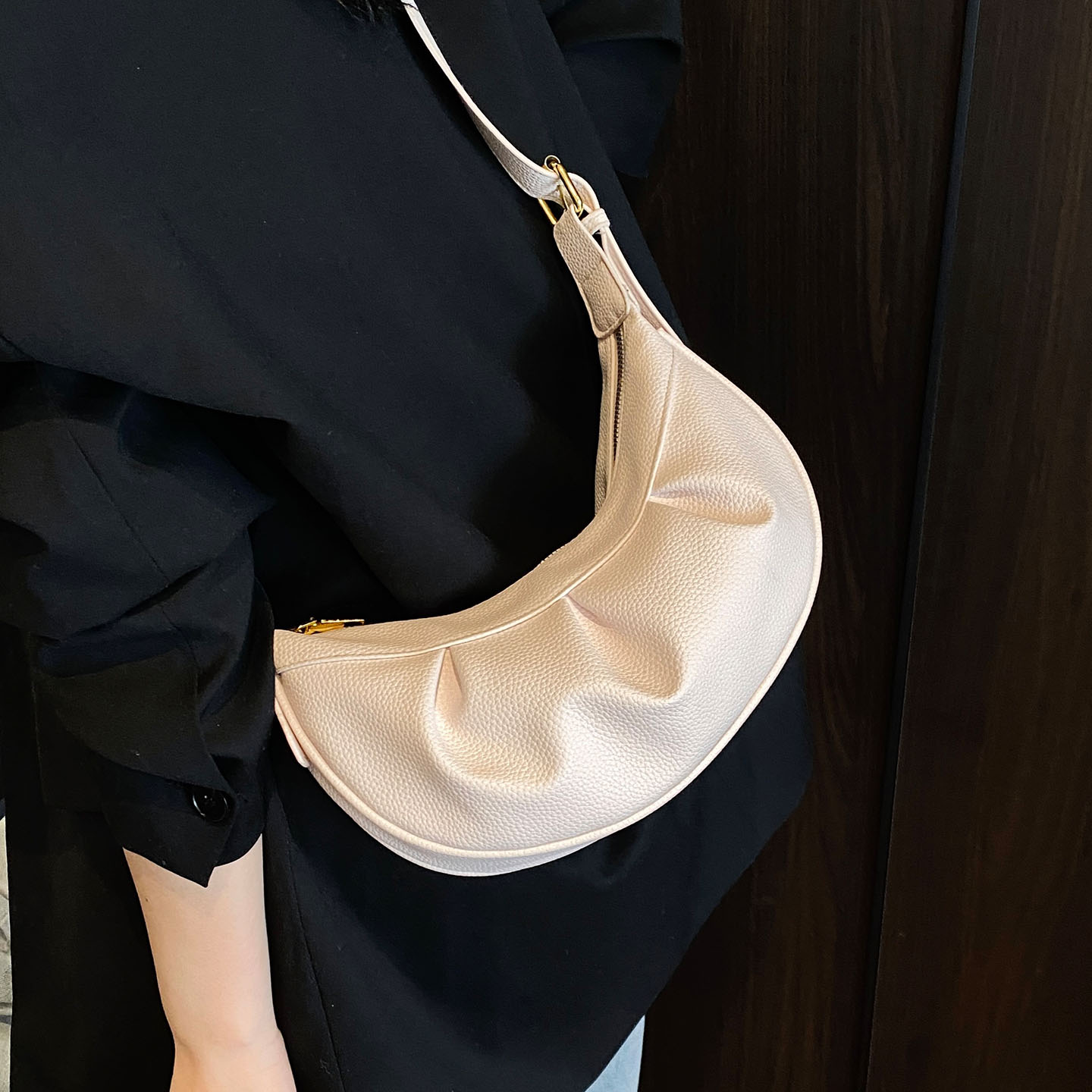 小众设计饺子包2025新款女式流行超火时尚潮简约百搭通勤斜挎包
