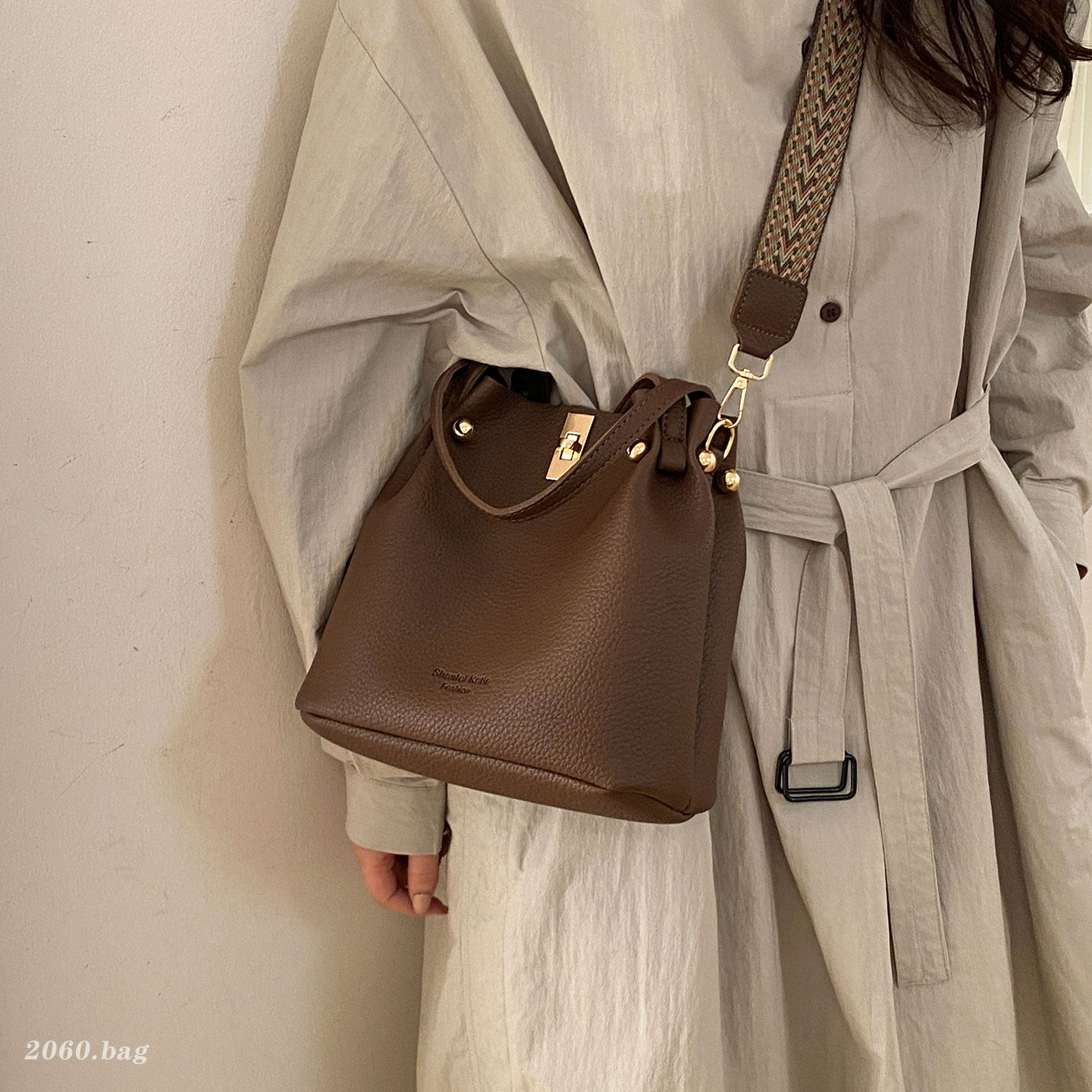 极简风休闲水桶包女2025新款大容量单肩斜挎冬手提包高级感宽肩带,箱包皮具/热销女包/男包,水桶包,淘宝优惠券,粉丝福利购,淘宝优惠卷