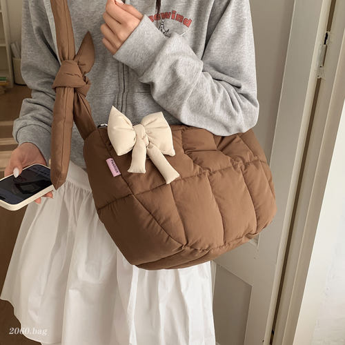 蝴蝶结云朵包女包大容量羽绒棉服质感休闲斜挎包秋冬2026新款韩版