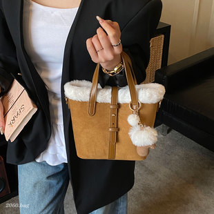 潮通勤小包包 手提斜挎包时尚 韩版 ins麂皮绒毛绒水桶包女2025新款