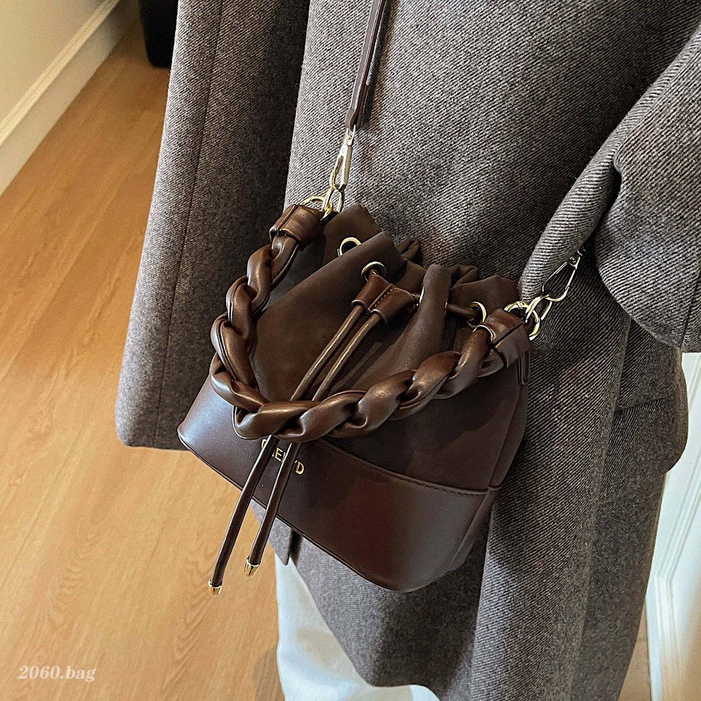 上班通勤时尚百搭简约休闲单肩包2025新款女冬小众设计感水桶包包