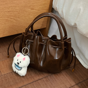 简约单肩包小众潮流女包 时尚 高级感油蜡皮手拎水桶包2025冬季 新款