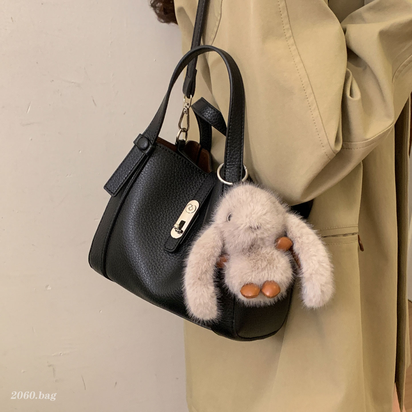 韩版ins软皮水桶包女2冬025新款百搭轻奢小众设计休闲复古手提包